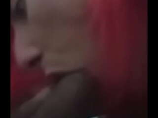 TRANS CHUPA MUITO GOSTOSO OLHA