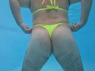 Scarletcdzinha é puta até debaixo d'agua. Agora só falta um macho fixo para ser meu dono e nadar comigo!!!